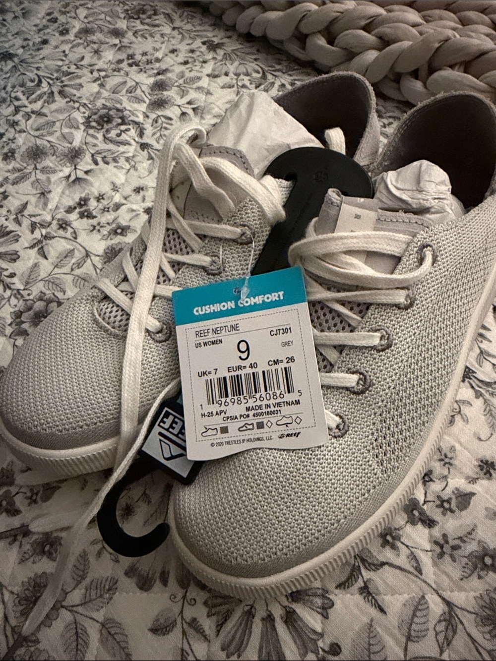 Reef womens NEPTUNE Knit Sneakers in Light Grey